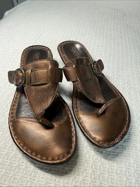 Born bronze metallic leather slip on sandals size 8